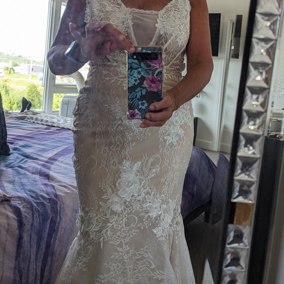 Wedding dress - Picture 2 of 3